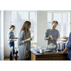 WMF Function 4 Stielkasserolle 16cm, Glasdeckel, Kochtopf Klein 1,4l, Milchtopf Induktion, Cromargan Edelstahl Poliert, 4 Abgießfunktionen, Innenskalierung, Rot -VMD Geschäft unnamed file 1589