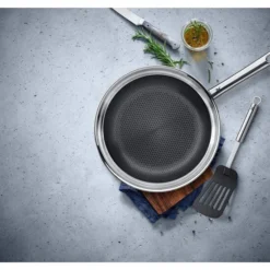 WMF Profi Resist Bratpfanne Induktion 28 Cm, Mit Wender Mehrschichtmaterial Beschichtet, Wabenstruktur, Edelstahlgriff, Backofenfest -VMD Geschäft unnamed file 1820