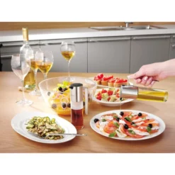 WMF Basic Ölspender 120ml, Mit Aromadeckel Und Rücklauföffnung, Essig Und Öldosierer, Glas, Cromargan Edelstahl Mattiert, Spülmaschinengeeignet -VMD Geschäft unnamed file 2191