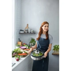 WMF Vitalis Dampfgarer/Bräter Rund, Mit Glasdeckel Mit Silikonrand, Garthermometer, Garblech, Cromargan Edelstahl, Induktionsgeeignet, Ø 28 Cm, 5,0l -VMD Geschäft unnamed file 305