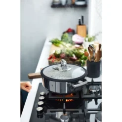 WMF Vitalis Dampfgarer/Bräter Rund, Mit Glasdeckel Mit Silikonrand, Garthermometer, Garblech, Cromargan Edelstahl, Induktionsgeeignet, Ø 28 Cm, 5,0l -VMD Geschäft unnamed file 307