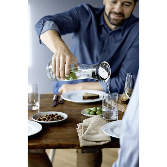 WMF 0617706040 Wasserkaraffe Schwarz Basic 1,0l 6 WMF 0617706040 Wasserkaraffe Schwarz Basic 1,0l – Bild 4