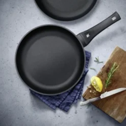 WMF PermaDur Excellent Pfannenset Induktion 2-teilig, Bratpfanne Beschichtet 24 28 Cm, Aluminium Beschichtet, Kunststoffgriff Mit Flammschutz -VMD Geschäft unnamed file 996